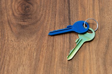 Anahtarlar ahşap masa arkasında. Kira satışı, apartman işi.