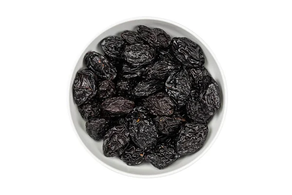 Tailles dans un bol sur fond blanc. prunes sèches — Photo