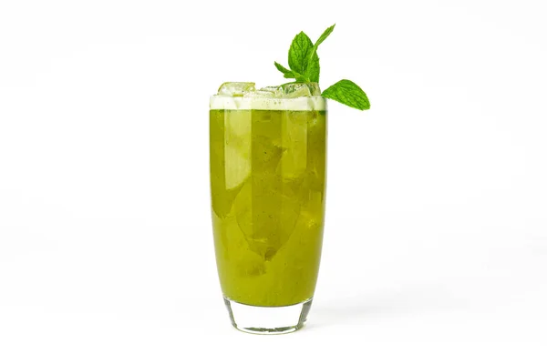 Jusice de smoothie de coquetel fresco verde em vidro com hortelã isolada em branco. desintoxicação da bebida vitamínica — Fotografia de Stock