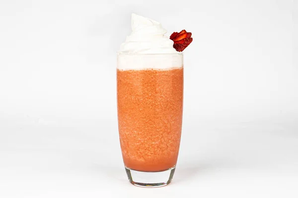 Jusice de smoothie de morango fresco vermelho em vidro com gelo isolado em branco. desintoxicação da bebida vitamínica — Fotografia de Stock