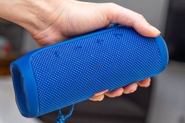 ISTANBUL, TURKEY - Mayıs 2021: JBL Bluetooth müzik hoparlörü Marco 'yu kapat
