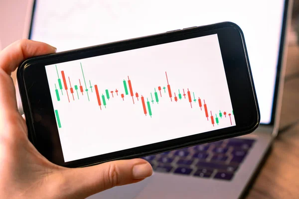 Κοντινό πλάνο n χέρι κρατώντας έξυπνο τηλέφωνο με κερί γράφημα για το εμπορικό χρηματιστήριο επένδυση crypto νόμισμα — Φωτογραφία Αρχείου