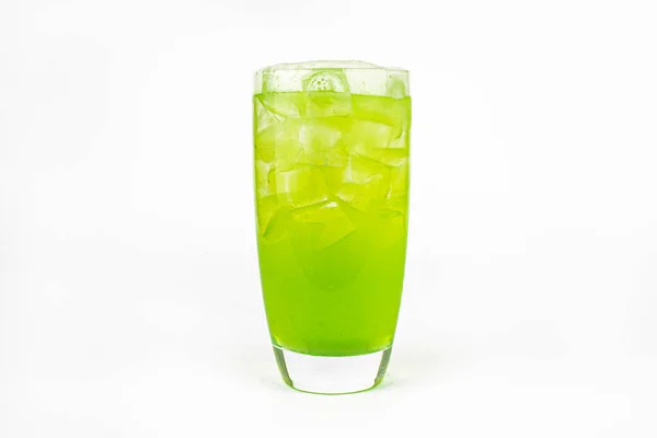 Cocktail fresco verde frullato jusice in vetro con ghiaccio isolato su bianco. bevanda vitaminica disintossicazione — Foto Stock