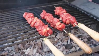 Yazın barbekü ızgarasında et var. Kapatın.