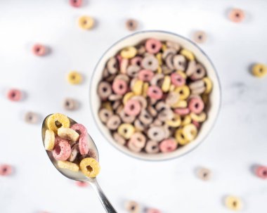 Coloful Mısır Gevreği kahvaltı halkaları Bir kâsede kaşıkla döngü