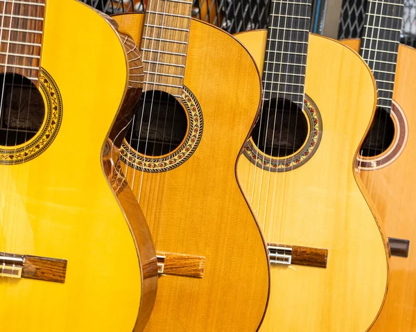 Row of acoustic guitars different color in a music instruments shop — Stock Photo, Image