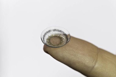 renkli yumuşak kontakt göz lensleri bulucuya yakın