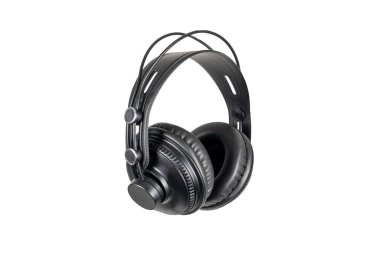 Beyaz arkaplanda izole edilmiş siyah kablosuz kulaklıklar