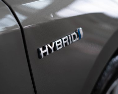 hibrit araba logosu otomobilin arka tarafında.