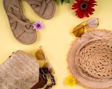 Yaz seyahati blogcusu aksesuarları düz yatıyordu. Plaj gezisi şapkası terlikleri güneş gözlükleri ile fotokopi alanı.