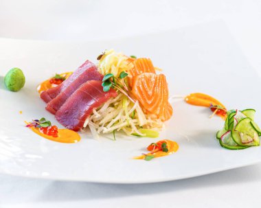 Taze Japon saşimi tabakta çiğ balık dilimi