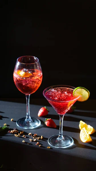 Aperol Spritz coquetéis aperitivos vermelhos em vidro com gelo sobre fundo preto — Fotografia de Stock