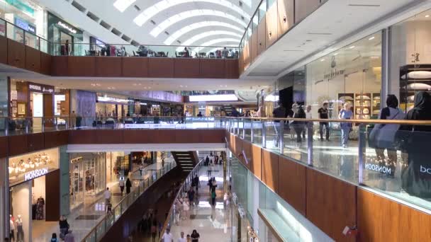 Dubai Mall Interiér Uvnitř Nakupující Chodí Obchodě Dubaj Sae Březen — Stock video