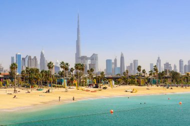 Dubai plajı La Mer, insanlar şehrin gökdelenleri kadar uzakta dinleniyor. Birleşik Arap Emirlikleri Dubai Mart 2019