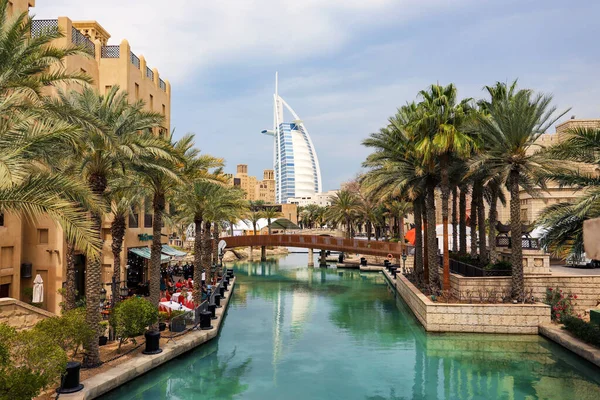 Madinat Jumeirah 'dan Burj Al Arab görüşü. Birleşik Arap Emirlikleri Dubai Mart 2019