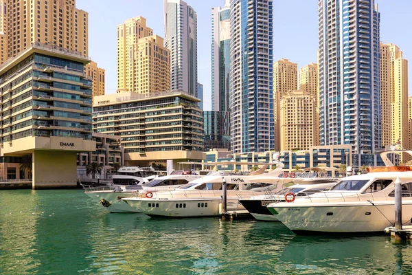 Dubai Marina Körfezi 'nde yatları var. Birleşik Arap Emirlikleri Dubai Mart 2019