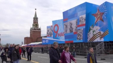 Moskova Kızıl Meydanı Zafer Günü madalyası, Spasskaya Kulesi, 9 Mayıs bayrağı. Rusya Mayıs 2021