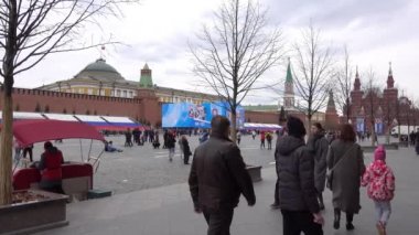 Moskova Kızıl Meydanı Zafer Günü madalyası, 9 Mayıs bayrağı, insanlar meydanda yürüyor. Rusya Mayıs 2021