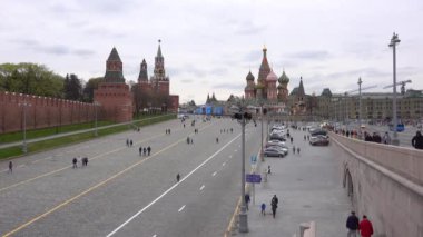 Moskova Vasilyevsky 'nin inişi, Moskova Kremlin Duvarı, St. Basil 'in Katedrali, Spasskaya Kulesi. Rusya Mayıs 2021