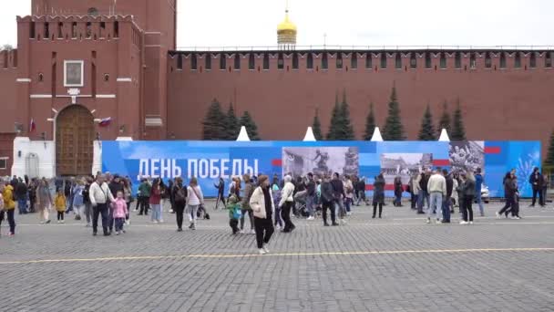 Moscovo Decoração Praça Vermelha Para Dia Vitória Banner Maio Pessoas — Vídeo de Stock