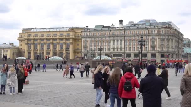 Plac Manezhnaya Okhotny Ryad Ludzie Chodzący Rosja Moskwa Maj 2021 — Wideo stockowe