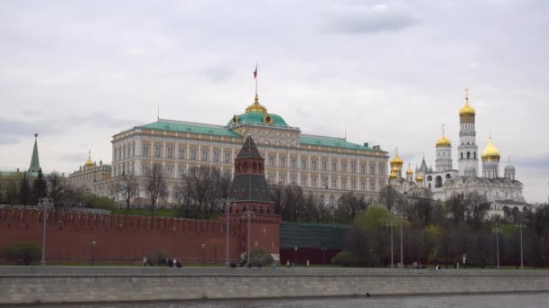 Moscovo Fachada Grande Kremlin Palace Rio Moscovo Aterro Kremlin Rússia — Vídeo de Stock