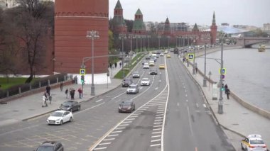 Moskova araba trafiği, Kremlin Embankment, Moskova Kremlin. Rusya Mayıs 2021