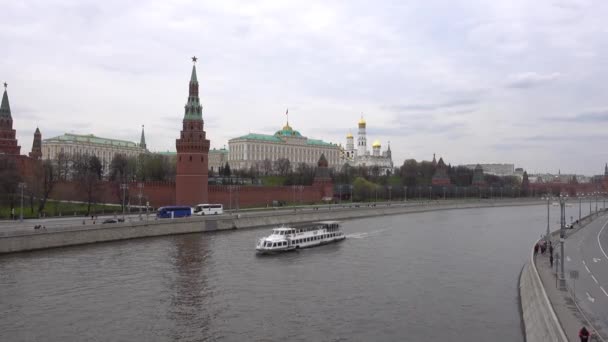 Κρεμλίνο Μόσχας Ποταμός Μόσχας Ανάχωμα Στο Πλοίο Αναψυχής Του Ποταμού — Αρχείο Βίντεο