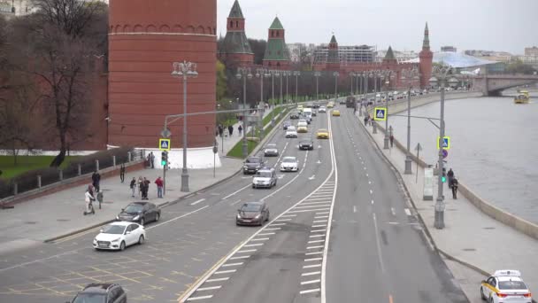 Tráfico Autos Moscú Kremlin Embankment Kremlin Moscú Rusia Moscú Mayo — Vídeos de Stock