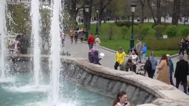Άνθρωποι Περπατούν Στο Πάρκο Αλεξάντερ Γκάρντεν Ρωσία Μόσχα Μάιος 2021 — Αρχείο Βίντεο