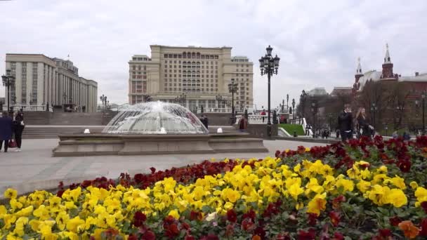 Moskou Manezjnaja Plein Bloembed Uitzicht Het Hotel Vier Seizoenen Rusland — Stockvideo
