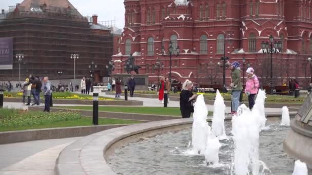 Mosca Manezhnaya Square Gente Piedi Russia Mosca Maggio 2021 — Video Stock