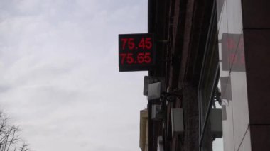 Sokakta döviz kuru olan elektronik pano. Rusya Mayıs 2021 