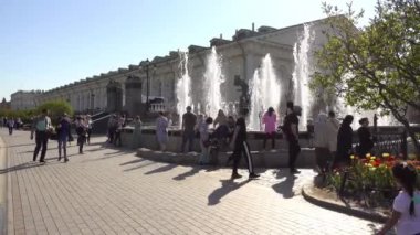 Güneşli bir günde insanlar şehir parkında yürür, Alexander Garden. Rusya Mayıs 2021