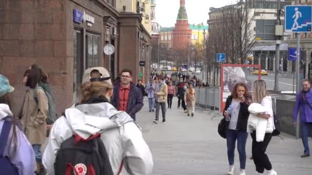 Moskova Insanlar Tverskaya Caddesi Boyunca Yürüyor Rusya Mayıs 2021 — Stok video