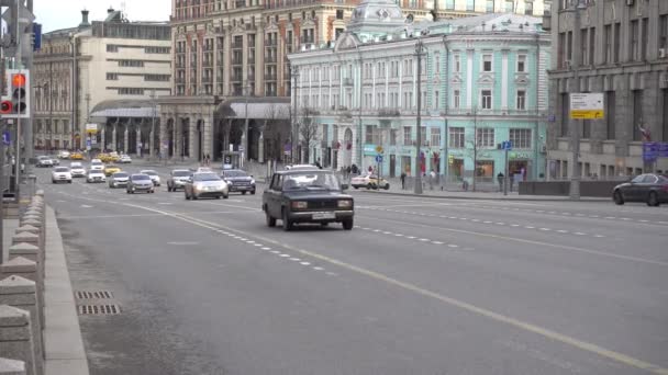 Moscú Tráfico Coches Calle Tverskaya Rusia Moscú Mayo 2021 — Vídeos de Stock