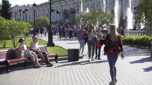 Lidé Sedí Lavičce Procházejí Parku Alexander Garden Rusko Moskva Květen — Stock video