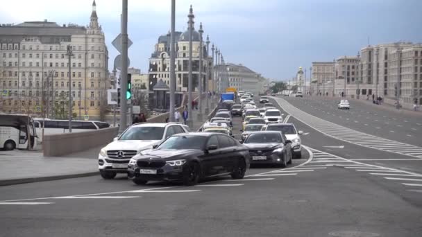 Moscú Tráfico Por Carretera Bolshoi Moskvoretsky Puente Rusia Moscú Mayo — Vídeos de Stock