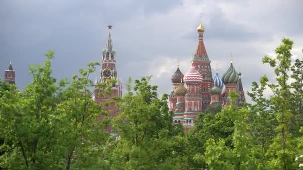 Basilova Katedrála Spasská Věž Moskevského Kremlu Hodinami Rusko Moskva Květen — Stock video