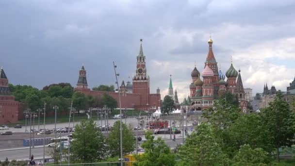 Moszkva Kreml Basil Katedrális Spasskaya Torony Egy Órával Oroszország Moszkva — Stock videók