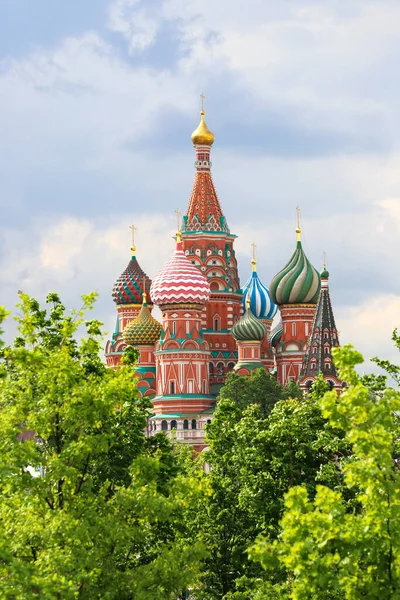 Basil Cathedral Trees Foreground Blurred Focus Russia Moscow May 2021 — Stock Photo, Image