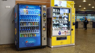 Havaalanındaki içecek ve mobil aksesuarlar için satış makineleri. Rusya Moskova Haziran 2021     