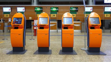 Havaalanı kayıt makinesi, biniş kartı çıktısı. Aeroflot Sheremetyevo havaalanında kendini kontrol ediyor. Rusya Moskova Haziran 2021