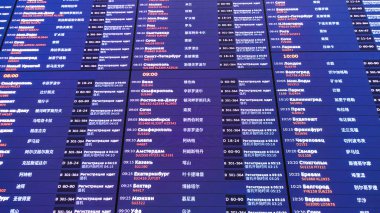 Sheremetyevo havaalanından kalkış panosu. Rusya Moskova Haziran 2021