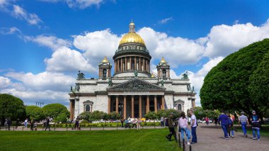 St. Isaac Katedrali, St. Isaac Meydanı, yaz günü. Rusya, Saint Petersburg Haziran 2021    