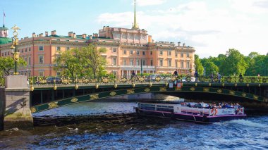 Fontanka Nehri, Panteleimonovsky Köprüsü, Mikhailovsky Kalesi. Rusya, Saint Petersburg Haziran 2021     