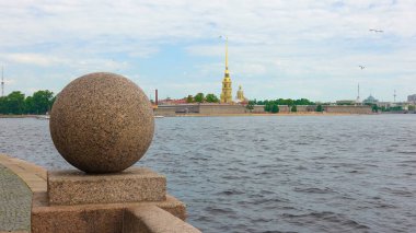 Vasilievsky Adası 'nın tükürüğü, granit top, gezinti güvertesi Neva Nehri ve Petropalovskaya Kalesi' ne bakan. Rusya, Saint Petersburg Haziran 2021    