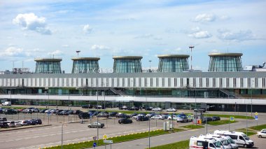 Pulkovo havaalanı terminali caddeden ön cephe manzaralı, gündüz. Rusya, Saint Petersburg Haziran 2021