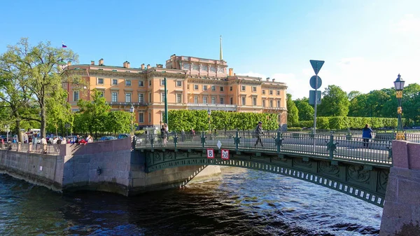 Fontanka Nehri, Chizhik Pyzhik anıtı, ilk mühendislik köprüsü, Mikhailovsky Kalesi. Rusya, Saint Petersburg Haziran 2021      