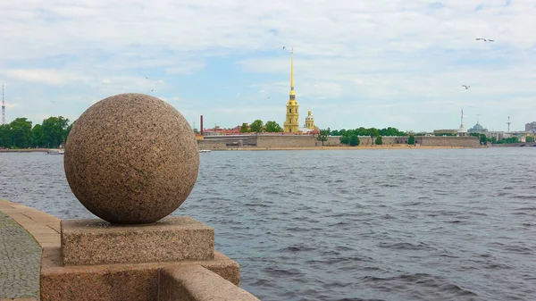 Vasilievsky Adası 'nın tükürüğü, granit top, gezinti güvertesi Neva Nehri ve Petropalovskaya Kalesi' ne bakan. Rusya, Saint Petersburg Haziran 2021    